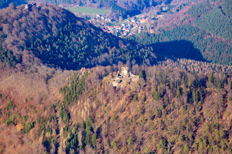 Vue aérienne de Château de Löwenstein à Wingen dans le département Bas Rhin, France
