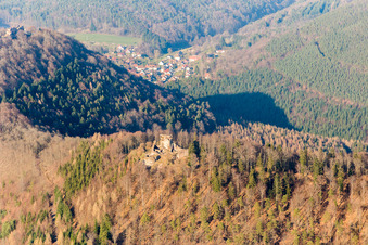 Vue aérienne de Ruines et vestiges des murs des ruines de Hohenburg à Wingen dans le département Bas Rhin, France