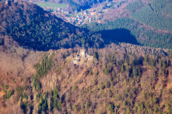 Vue aérienne de Château de Löwenstein à Wingen dans le département Bas Rhin, France