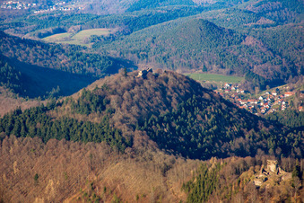 Vue aérienne de Ruines de Wegelnburg à Schönau dans le département Rhénanie-Palatinat, Allemagne