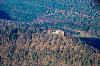 Vue aérienne de Château de Hohenbourg à Wingen dans le département Bas Rhin, France