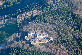 Ruines de Fleckenstein à Lembach dans le département Bas Rhin, France d'en haut