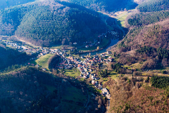Vue aérienne de Vue sur le village à Schönau dans le département Rhénanie-Palatinat, Allemagne