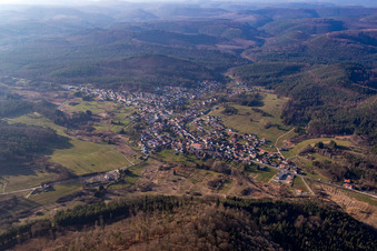 Vue aérienne de Fischbach bei Dahn dans le département Rhénanie-Palatinat, Allemagne