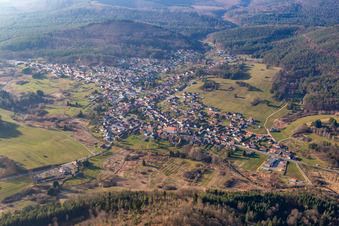 Vue aérienne de Fischbach bei Dahn dans le département Rhénanie-Palatinat, Allemagne