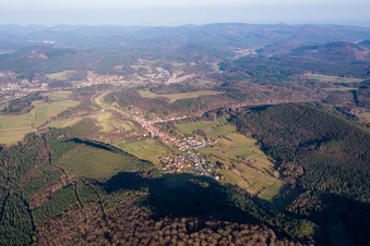 Vue aérienne de Champs agricoles et terres agricoles à Rumbach dans le département Rhénanie-Palatinat, Allemagne