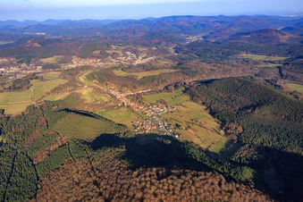 Vue aérienne de Vue d'ensemble du village depuis le sud-ouest à Rumbach dans le département Rhénanie-Palatinat, Allemagne