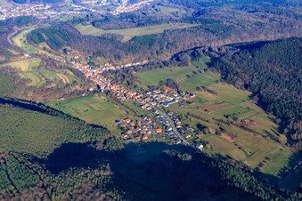 Vue aérienne de Vue d'ensemble du village depuis le sud-ouest à Rumbach dans le département Rhénanie-Palatinat, Allemagne