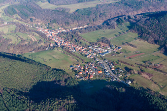 Vue aérienne de Champs agricoles et terres agricoles à Rumbach dans le département Rhénanie-Palatinat, Allemagne
