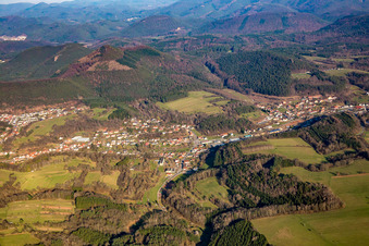 Vue aérienne de Bundenthal dans le département Rhénanie-Palatinat, Allemagne
