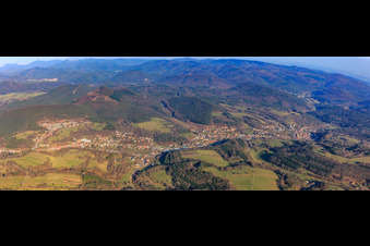 Vue aérienne de Panorama du village depuis l'ouest à Bruchweiler-Bärenbach dans le département Rhénanie-Palatinat, Allemagne