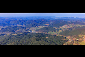 Vue aérienne de Panorama de la vallée de Wieslauter à Dahn dans le département Rhénanie-Palatinat, Allemagne