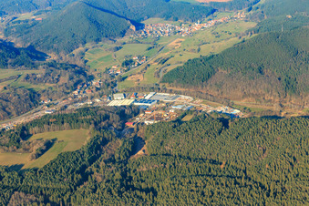 Vue aérienne de Zone industrielle de Reichenbach vue du sud-ouest avec le chantier de construction de Frank Handels-GmbH & Co. KG - Administration à Dahn dans le département Rhénanie-Palatinat, Allemagne