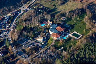 Vue aérienne de Thermes et piscines de la piscine extérieure du centre de loisirs Felsland Badeparadies dans le quartier de Büttelwoog à Dahn dans le département Rhénanie-Palatinat, Allemagne
