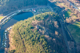 Vue aérienne de Ruines et vestiges des murs de l'ancien complexe du château et de la forteresse Ruines du château de Neudahn à Dahn dans le département Rhénanie-Palatinat, Allemagne