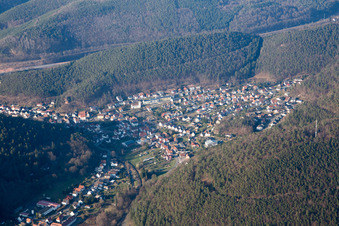Vue aérienne de Hinterweidenthal dans le département Rhénanie-Palatinat, Allemagne