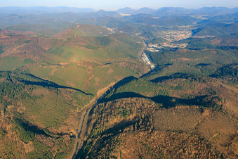Vue aérienne de Zone industrielle Alte Bundesstraße dans le Queichtal vue de l'ouest à Hauenstein dans le département Rhénanie-Palatinat, Allemagne