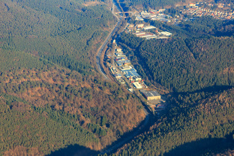 Photographie aérienne de Zone industrielle Alte Bundesstraße dans le Queichtal vue de l'ouest à Hauenstein dans le département Rhénanie-Palatinat, Allemagne