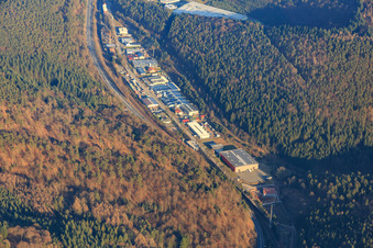Vue oblique de Zone industrielle Alte Bundesstraße dans le Queichtal vue de l'ouest à Hauenstein dans le département Rhénanie-Palatinat, Allemagne