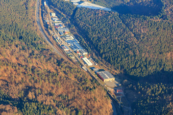 Zone industrielle Alte Bundesstraße dans le Queichtal vue de l'ouest à Hauenstein dans le département Rhénanie-Palatinat, Allemagne d'en haut