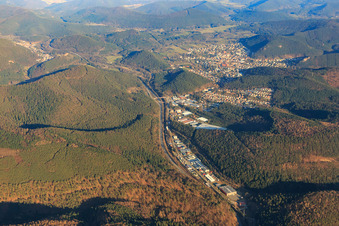 Zone industrielle Alte Bundesstraße dans le Queichtal vue de l'ouest à Hauenstein dans le département Rhénanie-Palatinat, Allemagne vue d'en haut