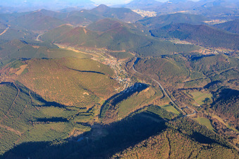 Vue aérienne de Vue nocturne de la vallée de Queichtal depuis l'ouest à Wilgartswiesen dans le département Rhénanie-Palatinat, Allemagne