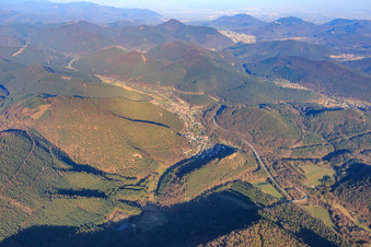 Vue aérienne de Vue nocturne de la vallée de Queichtal depuis l'ouest à Wilgartswiesen dans le département Rhénanie-Palatinat, Allemagne