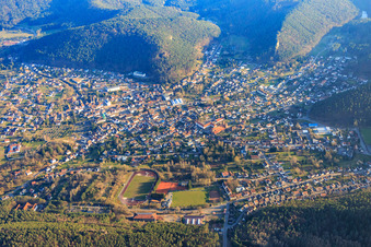 Vue aérienne de Aperçu de la ville de la chaussure depuis le nord à Hauenstein dans le département Rhénanie-Palatinat, Allemagne