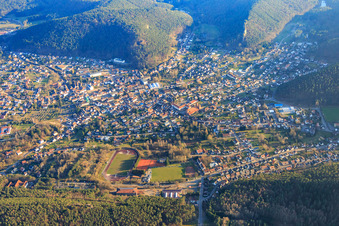 Vue aérienne de Aperçu de la ville de la chaussure depuis le nord à Hauenstein dans le département Rhénanie-Palatinat, Allemagne