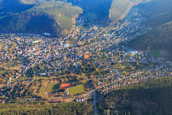 Photographie aérienne de Aperçu de la ville de la chaussure depuis le nord à Hauenstein dans le département Rhénanie-Palatinat, Allemagne