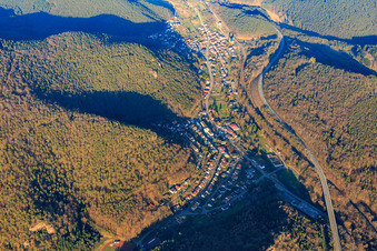 Vue aérienne de Vue du village le soir entre la voie ferrée et la B10 dans le Queichtal depuis l'ouest à Wilgartswiesen dans le département Rhénanie-Palatinat, Allemagne