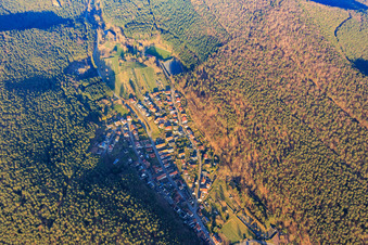 Photographie aérienne de Vue du village le soir entre la voie ferrée et la B10 dans le Queichtal depuis l'ouest à Wilgartswiesen dans le département Rhénanie-Palatinat, Allemagne
