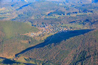 Vue aérienne de Village de la forêt du Palatinat vu du nord-ouest à Wernersberg dans le département Rhénanie-Palatinat, Allemagne