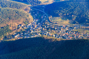 Vue aérienne de Village de la forêt du Palatinat vu du nord à Lug dans le département Rhénanie-Palatinat, Allemagne