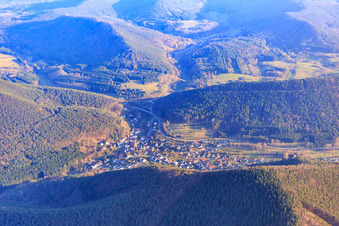Photographie aérienne de Village de la forêt du Palatinat vu du nord à Lug dans le département Rhénanie-Palatinat, Allemagne