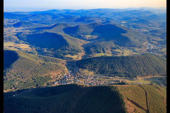 Vue oblique de Village de la forêt du Palatinat vu du nord à Lug dans le département Rhénanie-Palatinat, Allemagne