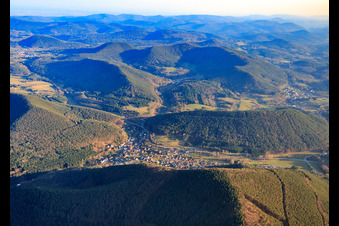 Village de la forêt du Palatinat vu du nord à Lug dans le département Rhénanie-Palatinat, Allemagne d'en haut
