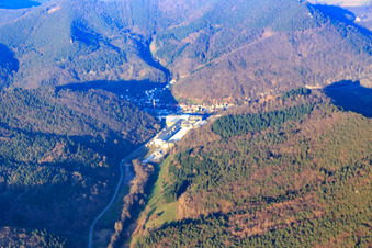 Vue aérienne de Zone industrielle de la Wasgausstraße avec Buchmann GmbH et CHRIPA Paletten GmbH & Co. KG à le quartier Sarnstall in Annweiler am Trifels dans le département Rhénanie-Palatinat, Allemagne