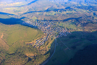 Vue aérienne de Village de la forêt du Palatinat vu du nord-ouest à Wernersberg dans le département Rhénanie-Palatinat, Allemagne
