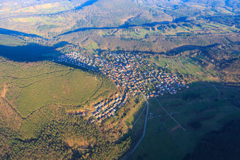 Photographie aérienne de Village de la forêt du Palatinat vu du nord-ouest à Wernersberg dans le département Rhénanie-Palatinat, Allemagne