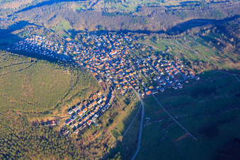 Vue oblique de Village de la forêt du Palatinat vu du nord-ouest à Wernersberg dans le département Rhénanie-Palatinat, Allemagne