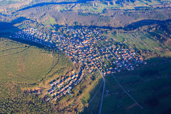 Village de la forêt du Palatinat vu du nord-ouest à Wernersberg dans le département Rhénanie-Palatinat, Allemagne d'en haut