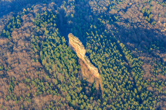 Vue aérienne de Rochers d'escalade d'Asselstein à Annweiler am Trifels dans le département Rhénanie-Palatinat, Allemagne
