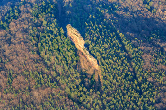 Vue aérienne de Rochers d'escalade d'Asselstein à Annweiler am Trifels dans le département Rhénanie-Palatinat, Allemagne