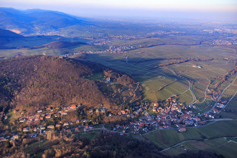 Vue oblique de Trifelsstr dans le Birnbachtal depuis le sud-ouest dans la lumière du soir à Leinsweiler dans le département Rhénanie-Palatinat, Allemagne