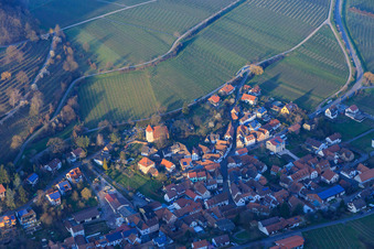 Vue aérienne de Église Saint-Martin sur Sonnenbergstr à Leinsweiler dans le département Rhénanie-Palatinat, Allemagne