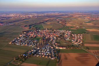 Vue aérienne de Vue du village depuis l'ouest à le quartier Mörzheim in Landau in der Pfalz dans le département Rhénanie-Palatinat, Allemagne