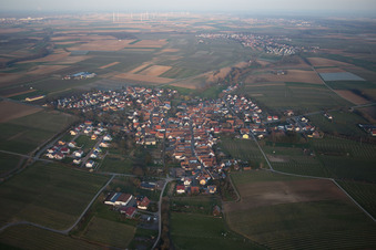 Vue aérienne de Champs agricoles et terres agricoles à Impflingen dans le département Rhénanie-Palatinat, Allemagne