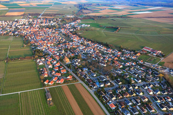 Vue aérienne de Rue principale vue de l'ouest à Insheim dans le département Rhénanie-Palatinat, Allemagne