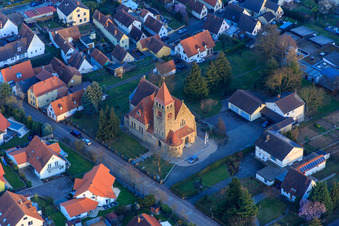 Vue aérienne de Église catholique Saint-Michel à Insheim dans le département Rhénanie-Palatinat, Allemagne